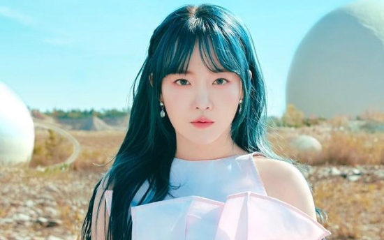 Singer Younha renews contract with C9 Entertainment