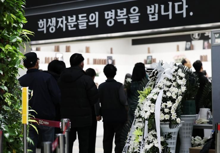 Mourners gather at Muan airport to honor Jeju Air crash victims