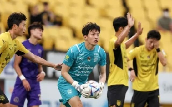 Retired footballer calls ties with ruling party lawmaker 'disgrace,' drops PPP support