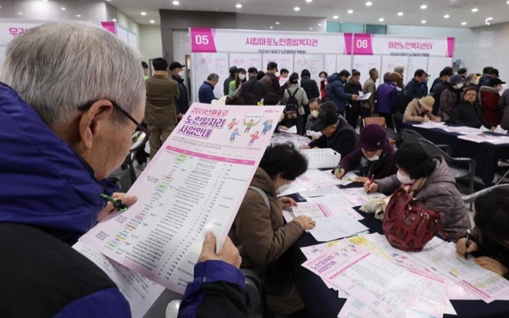 For many South Koreans born in 1960s, continuing to work after retirement is a must, finance expert says - Vimarsana News