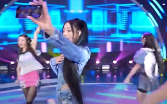 NewJeans' iPhone use on live broadcast leads to penalties for SBS music program