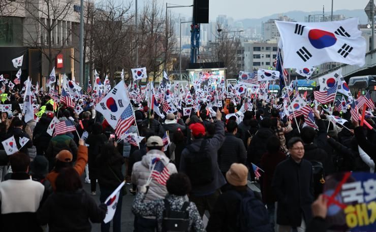 Supporters cheer at Yoon's release from jail