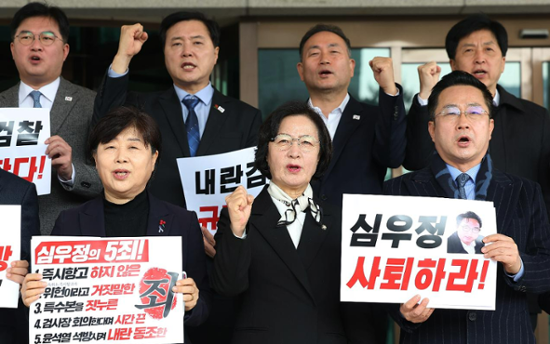 DPK lawmakers make protest visit to prosecution over Yoon's release