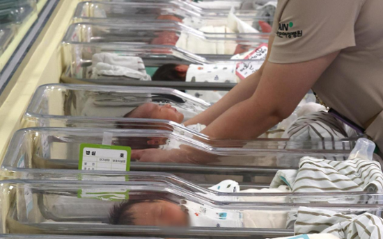Korea to focus on sustaining rebound in birth rate: acting president