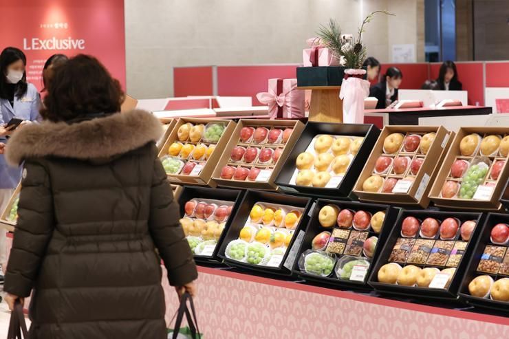 Retail sales hit 24-year low over ailing economy