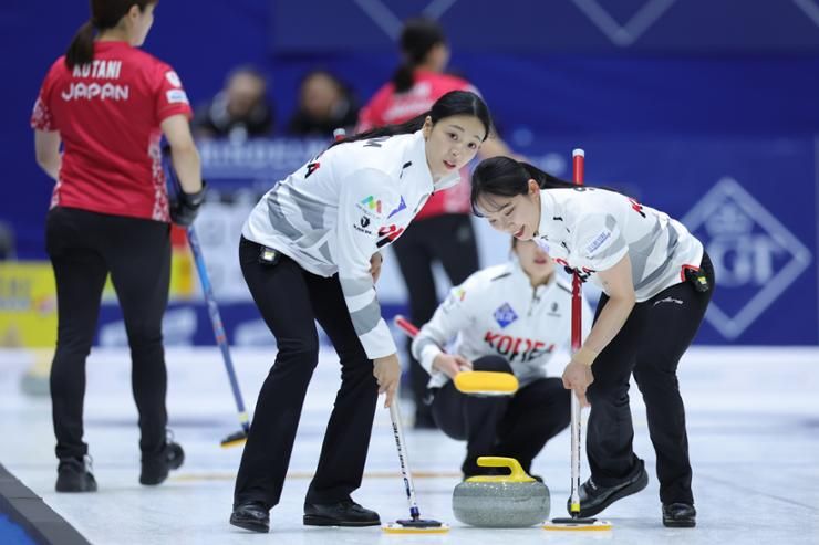 Korea beats Japan to begin women's curling world championship at home