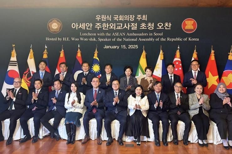 National Assembly speaker hosts ASEAN envoys, pledges stronger ties