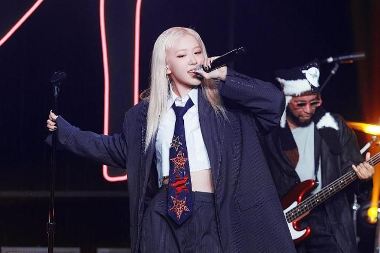 'APT.' ranks 6th on Billboard Hot 100, tops Global Excl. US for 15th week