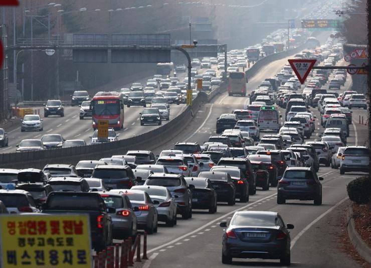 Major highways remain congested on Lunar New Year; traffic expected to ease after evening