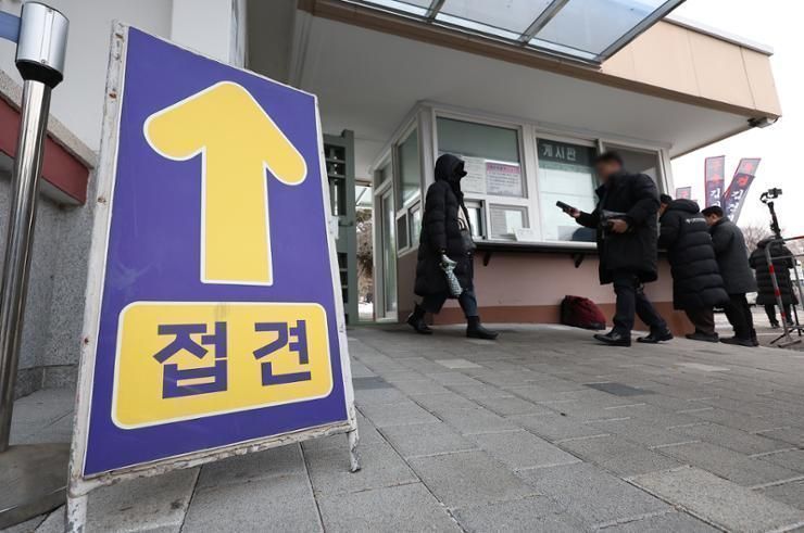 Yoon's aides visit jailed president