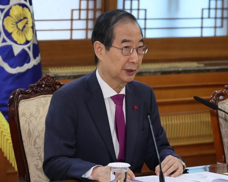 Acting president talks to biz, labor leaders amid economic uncertainties