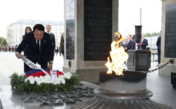 Yoon lays wreath at Tomb of the Unknown Soldier in Warsaw - The Korea Times