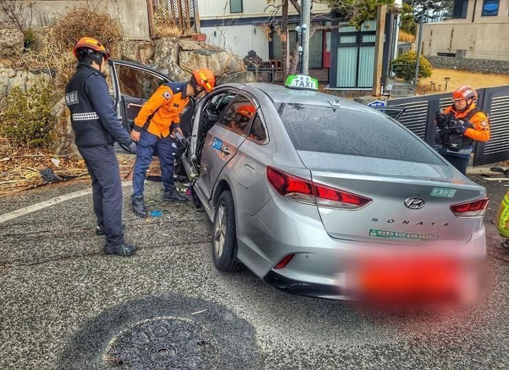 3 dead, 2 seriously injured after taxi rams into wall in Ulsan