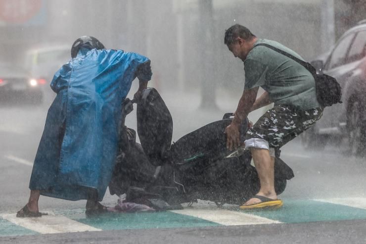 Typhoon Kong-rey hits Taiwan's east coast, leaving 1 dead