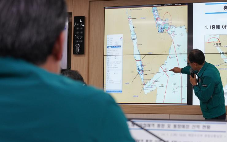 Shipping industry steps up efforts to mitigate impact of Red Sea tensions - Vimarsana News