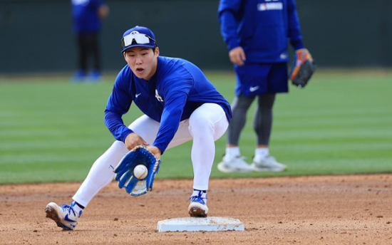 ドジャースのマネージャーロバーツハイニュー韓国のプレーヤーの防御チョップ