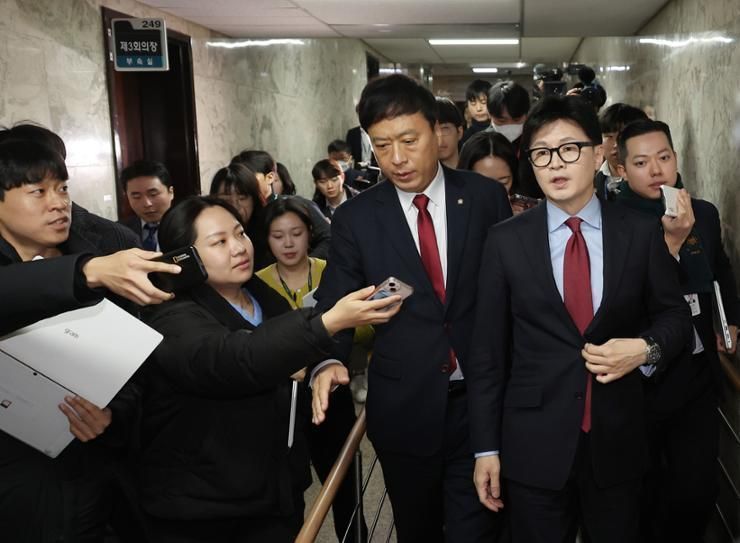 Ruling party divided over Yoon's exit plan