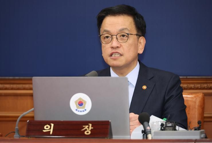Acting president says is ready to discuss extra budget with parliament