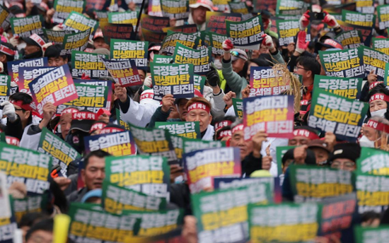 Labor union, farmers' association stage large-scale rally in downtown Seoul