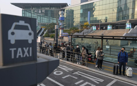 Seoul city to expand late-night cabs, extend bus hours until year-end