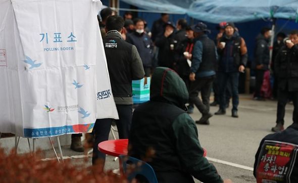 Striking cargo truckers vote to end walkout - The Korea Times