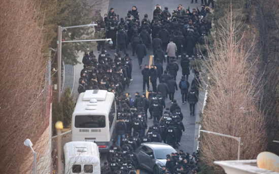 Police bypass second barricade at President Yoon's residence
