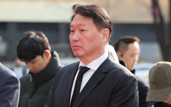 Conglomerate leaders deliver low-key New Year messages as nation mourns