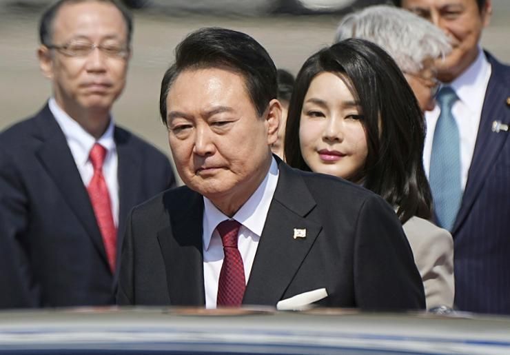 Yoon, first lady replace mobile phones